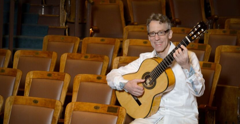Gitarrist Eliot Fisk mit Gitarre in Universitätssaal