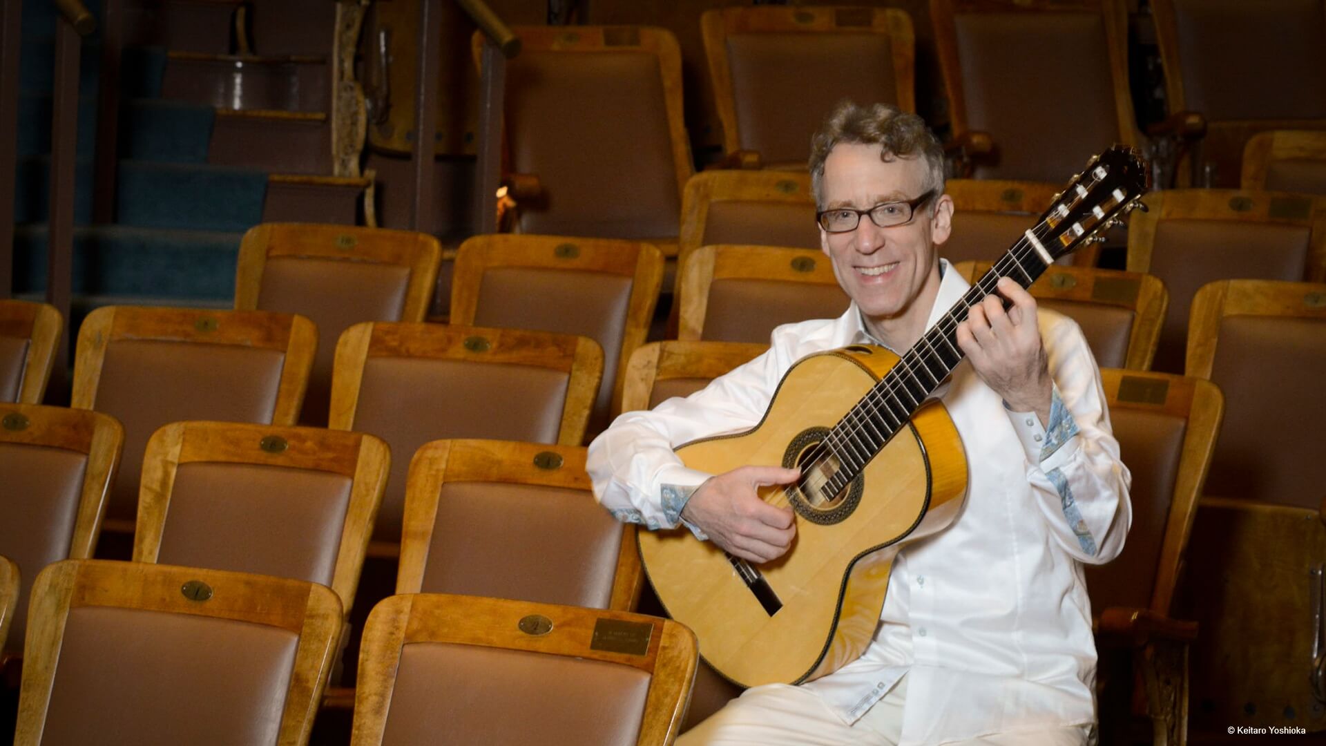 Gitarrist Eliot Fisk mit Gitarre in Universitätssaal