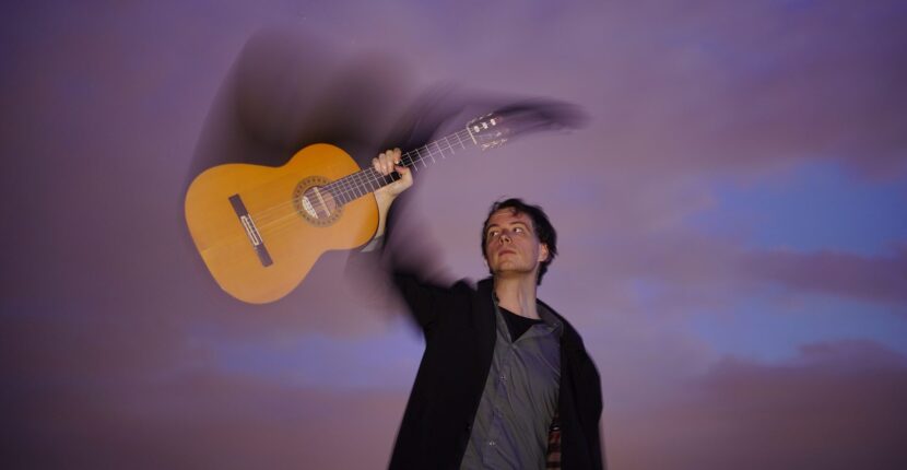 Rainer Maria Nero hält seine Gitarre nach oben
