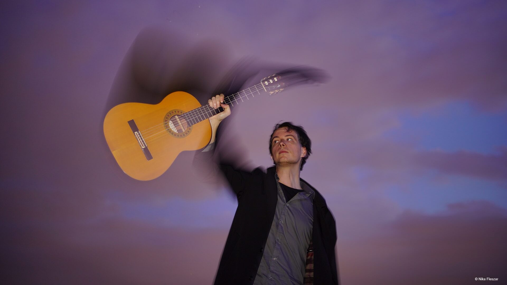 Rainer Maria Nero hält seine Gitarre nach oben